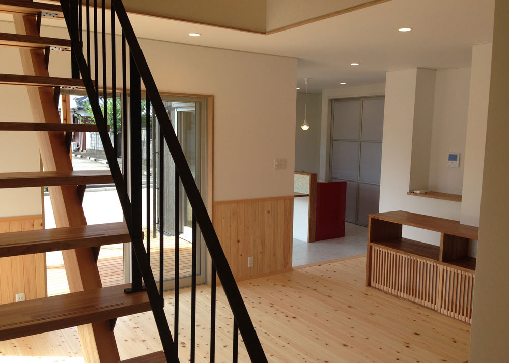 紀州産直住宅　リビングルームと階段